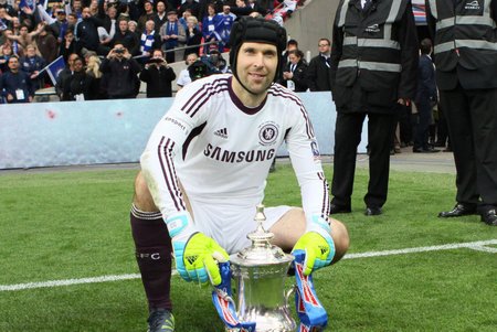 Petr Čech pozuje s FA Cupem, který získala Chelsea po výhře nad Liverpoolem