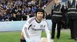 Petr Čech pozuje s FA Cupem, který získala Chelsea po výhře nad Liverpoolem