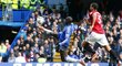 Útočník Chelsea Demba Ba právě střílí gól do sítě Manchesteru Uníted v opakovaném čtvrtfinále FA Cupu. Chelsea vyhrála 1:0 a postoupila