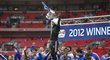 Michael Essien v paruce slaví společně s ostatními hráči Chelsea triumf v FA Cupu