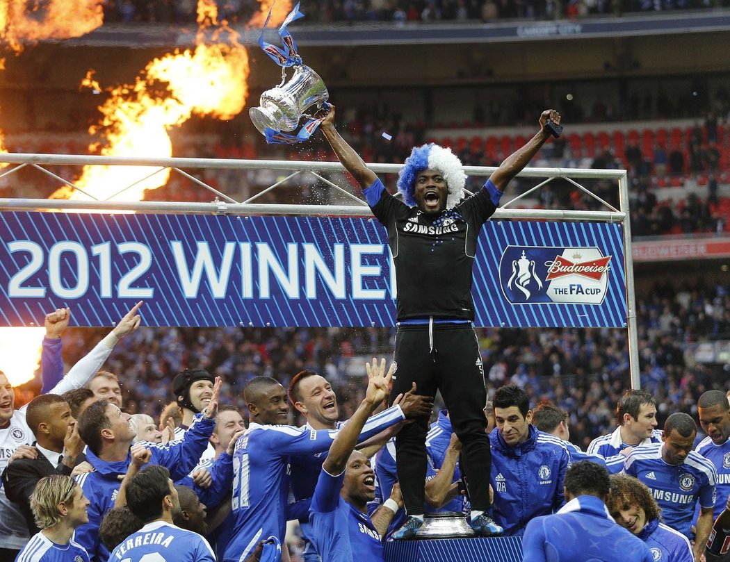 Michael Essien v paruce slaví společně s ostatními hráči Chelsea triumf v FA Cupu