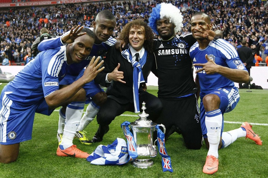 Hráči Chelsea oslavují s trofejí a pózují fotografům