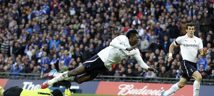 Emmanuel Adebayor bude i v další sezoně hrát za Tottenham