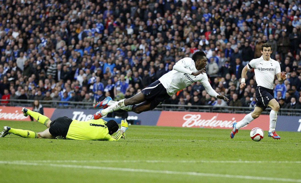 Emmanuel Adebayor padá přes ruce Petra Čecha, k míči spěchá Gareth Bale, jenž snížil na 1:2