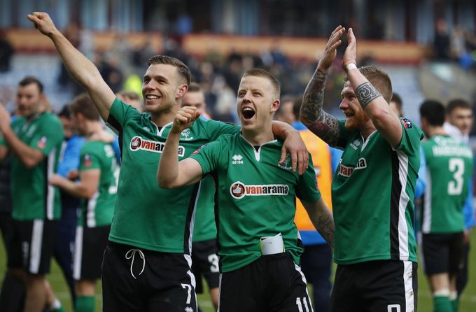 Burnley vypadlo v FA Cupu s trpaslíkem, končí i Leicester. Chelsea postupuje Burnley vypadlo v FA Cupu s trpaslíkem, končí i Leicester. Chelsea postupuje