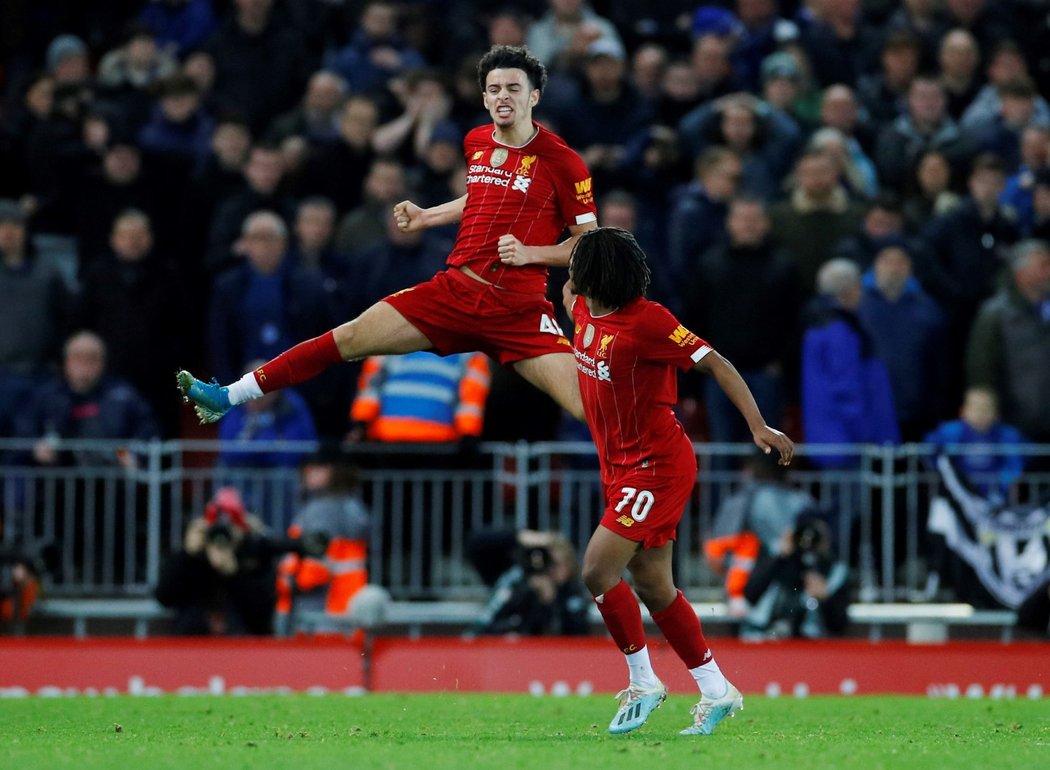 Liverpoolský mladík Curtis Jones oslavuje svůj gól proti Evertonu