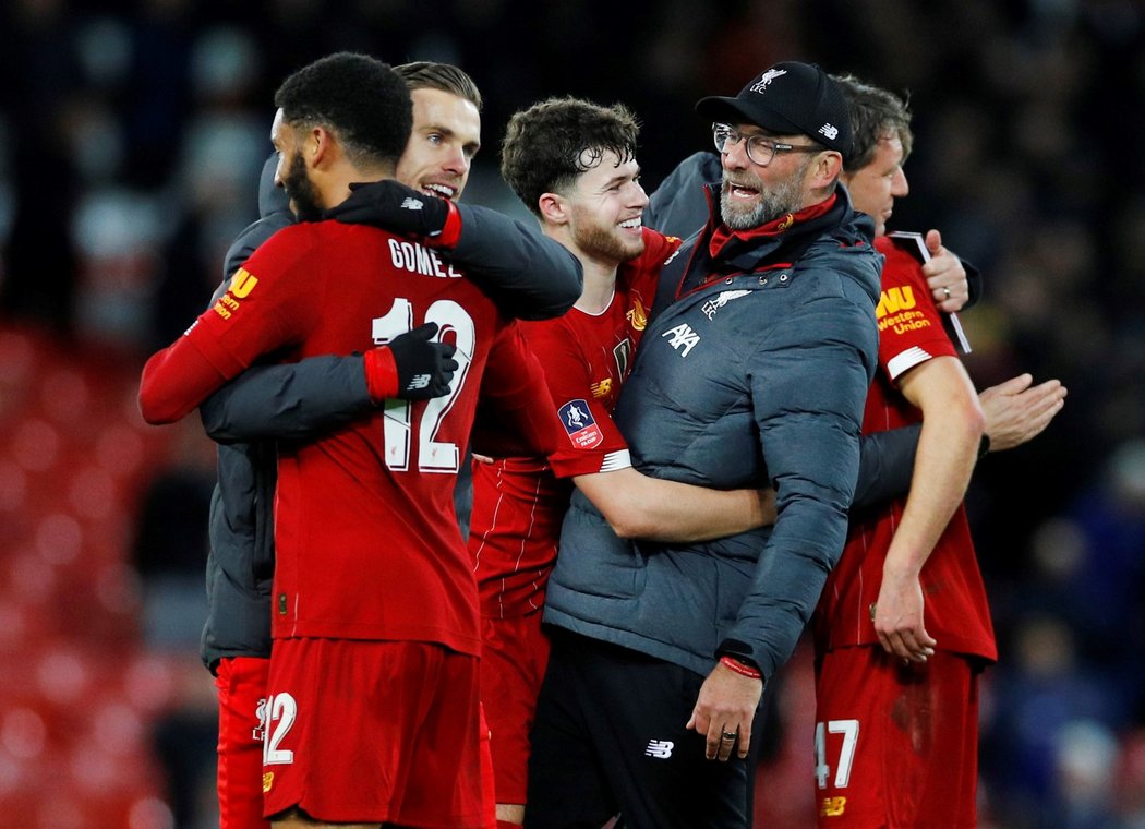 Trenér Liverpoolu Jürgen Klopp oslavuje se svými svěřenci postup do dalšího kola FA Cupu