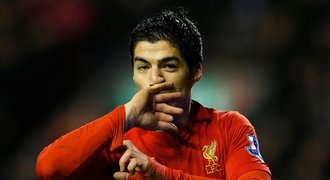 VIDEO: Suárez podváděl! Hrál rukou a pak dal vítězný gól Liverpoolu