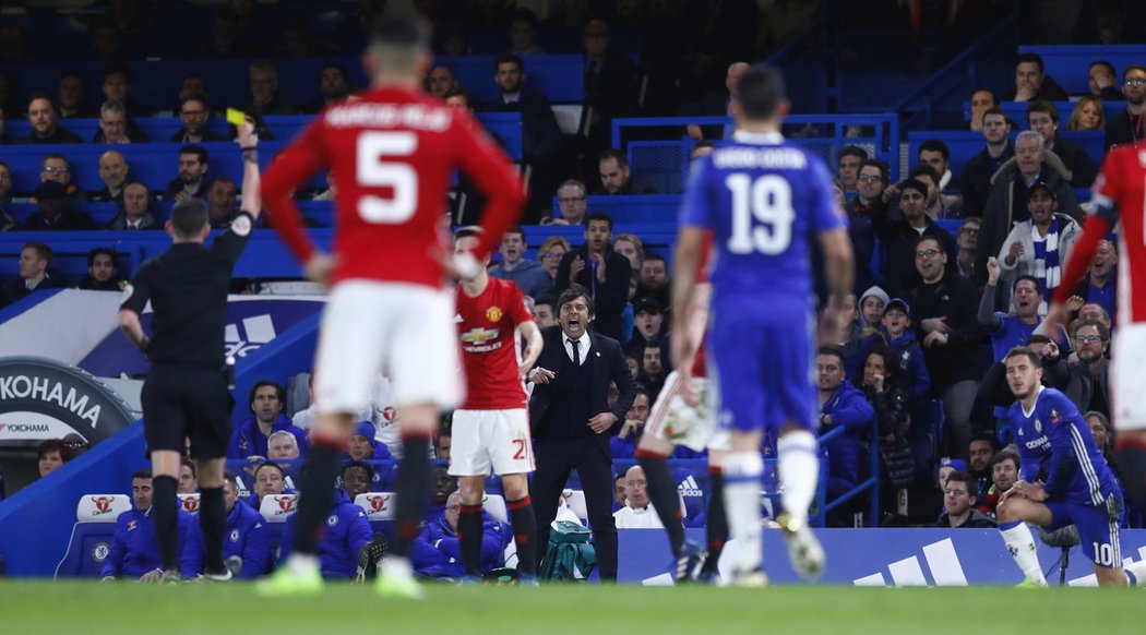 Antonio Conte při zápase jeho Chelsea s Manchesterem United