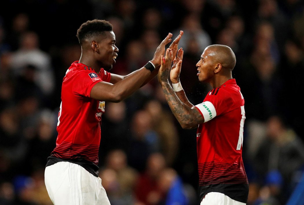 Paul Pogba a Ashley Young se radují z výhry nad Chelsea