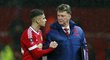 Manažer Manchesteru United Louis van Gaal si potřásá rukou s Andreasem Pereirou po hubené výhře nad Sheffieldem