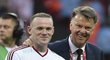 Útočník Wayne Rooney a manažer Manchesteru United Louis Van Gaal po triumfu v FA Cupu.