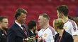 Nizozemský manažer Louis Van Gaal si užívá s trofejí pro vítěze FA Cupu. Možná to bude poslední věc, co v klubu z Old Trafford udělal.