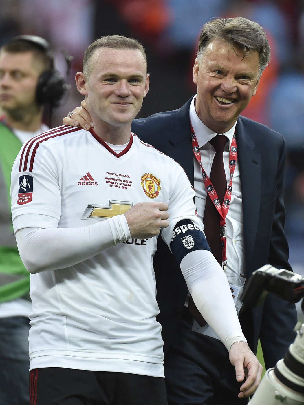 Útočník Wayne Rooney a manažer Manchesteru United Louis Van Gaal po triumfu v FA Cupu.