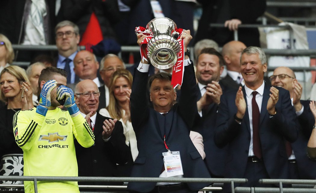 Louis Van Gaal s trofejí pro vítěze FA Cup