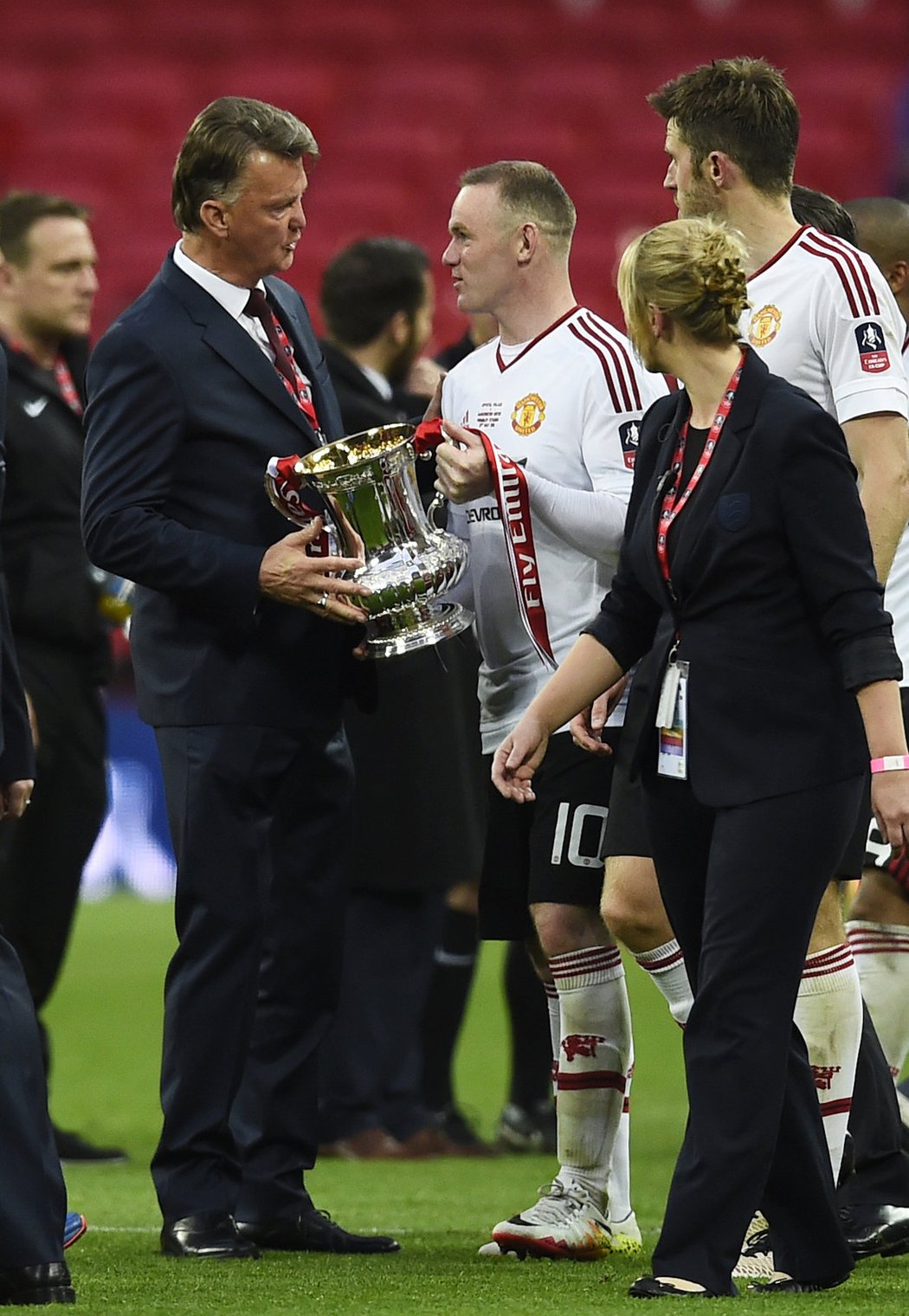 Nizozemský manažer Louis Van Gaal si užívá s trofejí pro vítěze FA Cupu. Možná to bude poslední věc, co v klubu z Old Trafford udělal.