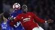 Paul Pogba a Willian v zápase Chelsea - Manchester United