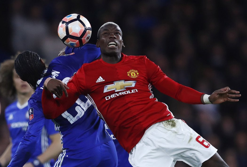 Paul Pogba a Willian v zápase Chelsea - Manchester United