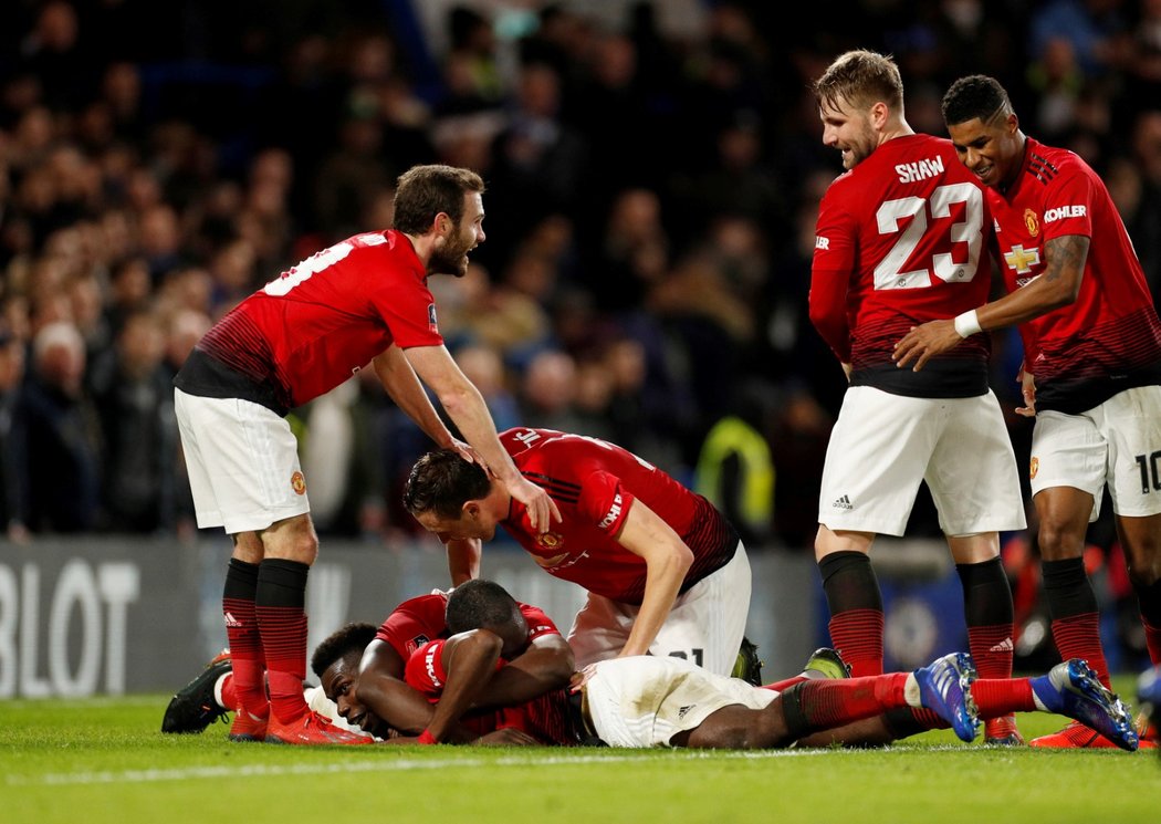 Fotbalisté Manchesteru United oslavují gól do sítě Chelsea