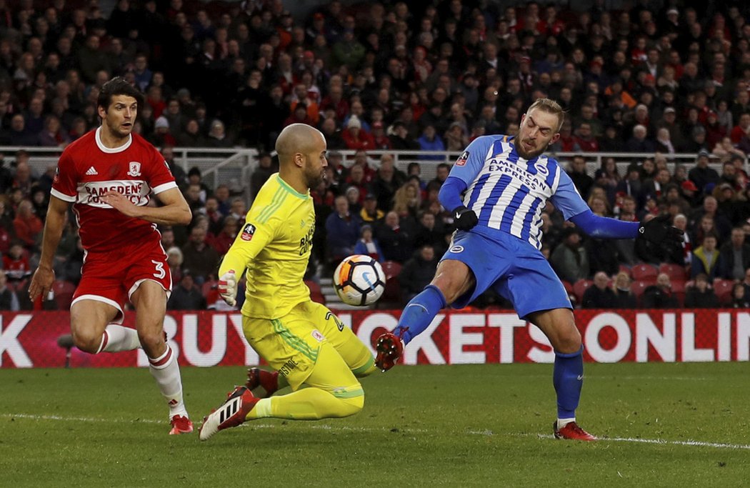 Darren Randolph zasahuje proti Jiřímu Skalákovi