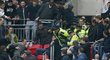 Nechvalně proslulí fanoušci Millwallu se při semifinále FA Cupu rvali s policií i mezi sebou