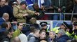 Policie se marně snaží uklidnit fanoušky Millwallu při semifinále FA Cupu ve Wembley