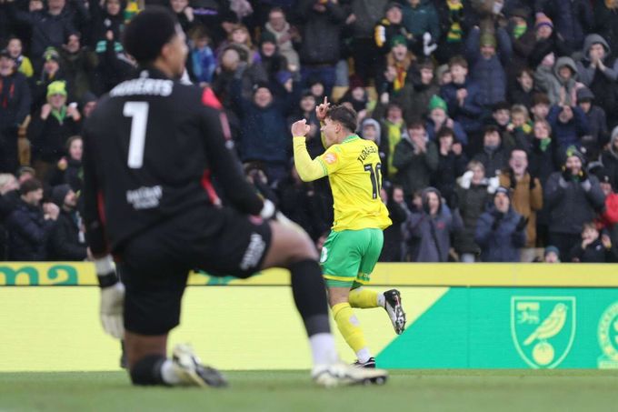 Jurásek po roce v Anglii dal konečně první gól! V Norwichi se ale řeší interní drama Jurásek po roce v Anglii dal konečně první gól! V Norwichi se ale řeší interní drama