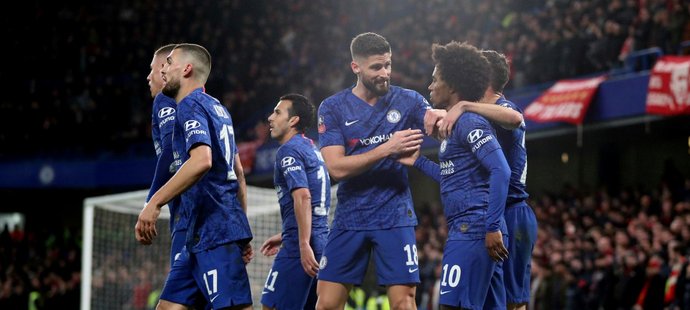 Fotbalisté Chelsea slaví branku v utkání FA Cupu proti Liverpoolu