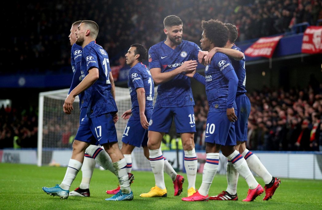 Fotbalisté Chelsea slaví branku v utkání FA Cupu proti Liverpoolu