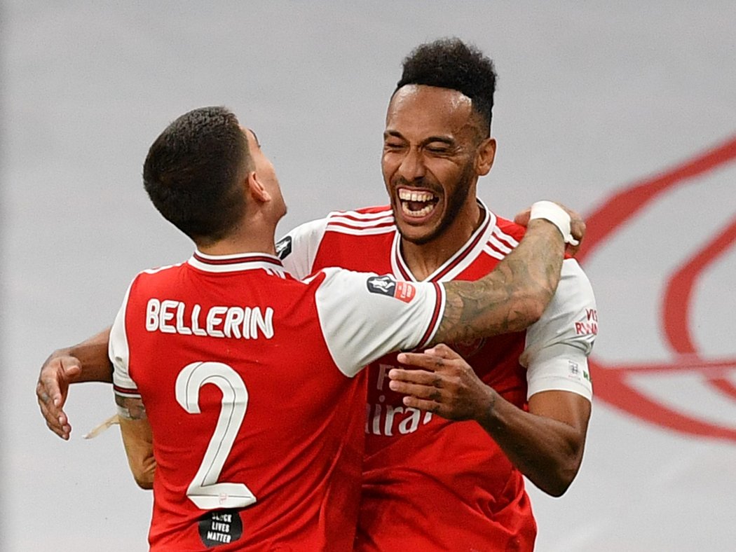 Pierre-Emerick Aubameyang a Hector Bellerin slaví gól Arsenalu v semifinále FA Cupu proti Manchesteru City