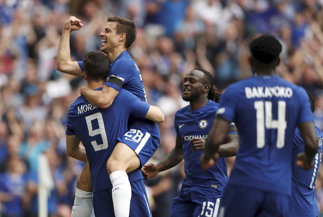 Fotbalisté Chelsea se radují z gólu v semifinále FA Cupu proti Southamptonu