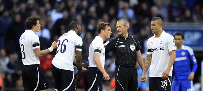 Fotbalisté Tottenhamu se snaží přesvědčit sudího Atkinsona, že to opravdu nebyl gól...
