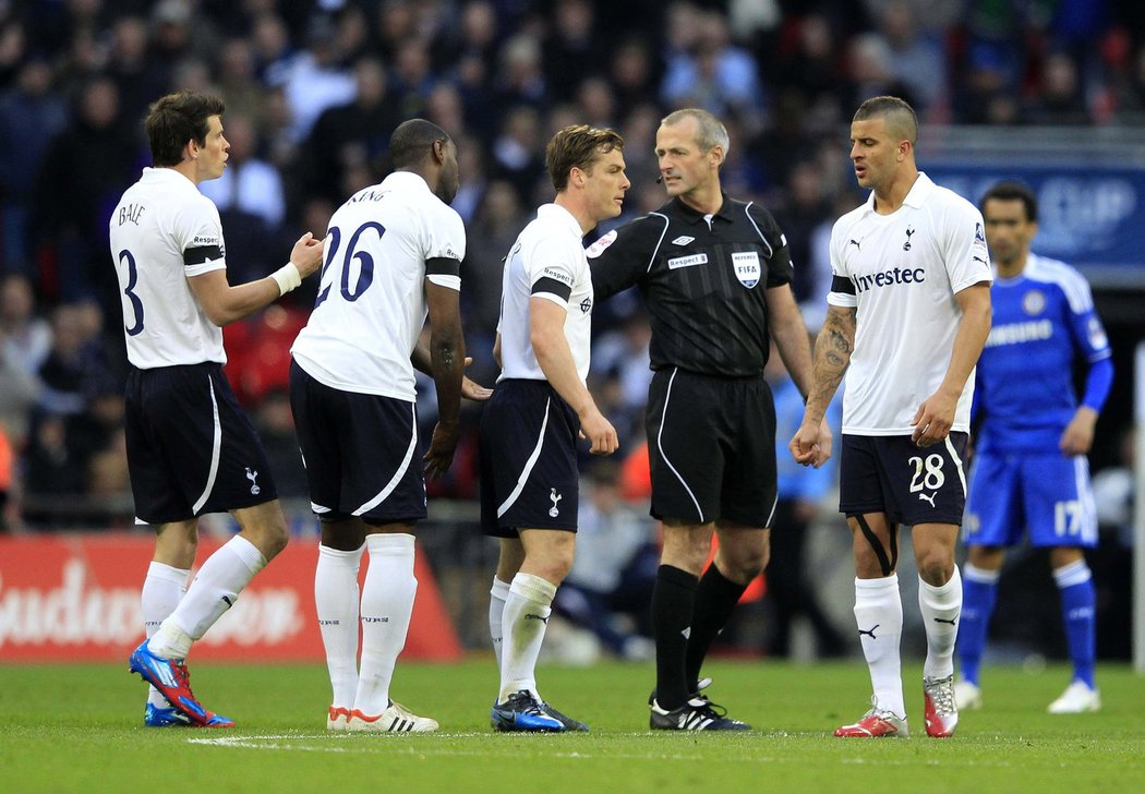 Fotbalisté Tottenhamu se snaží přesvědčit sudího Atkinsona, že to opravdu nebyl gól...