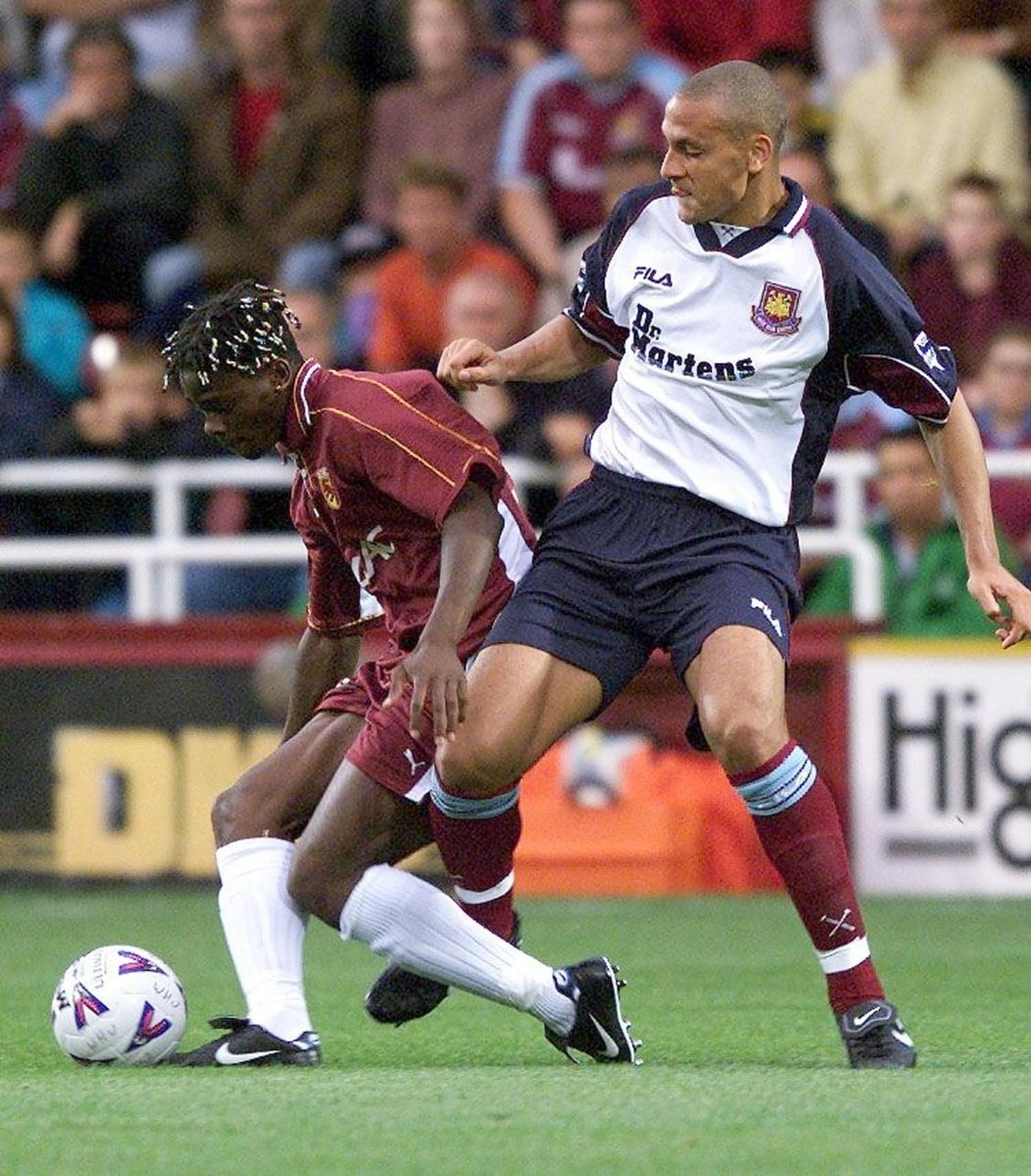 Stoper Rio Ferdinand si během kariéry zahrál za West Ham United. Možná se tam na konci kariéry opět vrátí.