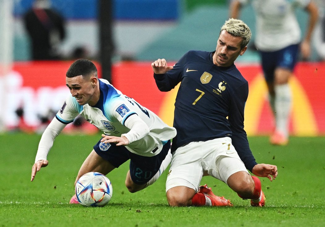 Antoine Griezmann v souboji s Philem Fodenem