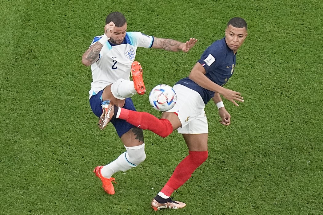 Kylian Mbappé v souboji s Kylem Walkerem