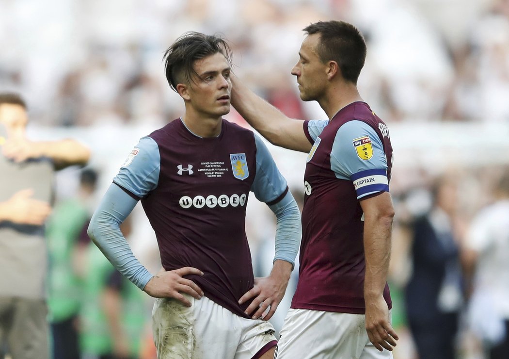 Dvě největší hvězdy Aston Villy. Mladíček Jack Grealish je utěšován hvězdným Johnem Terrym