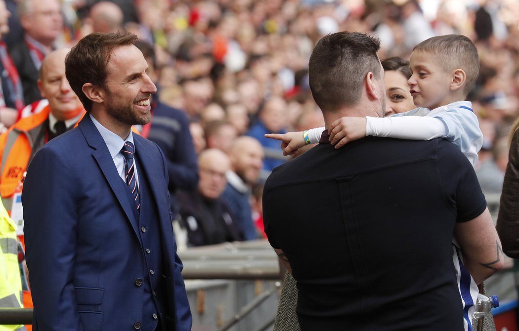 Kouč Anglie Gareth Southgate se usmívá na maskota duelu s Litvou, nemocného Bradleyho Loweryho