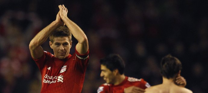 Kapitán Liverpoolu Steven Gerrard oslavil 400. zápas v Premier League hattrickem do sítě Evertonu