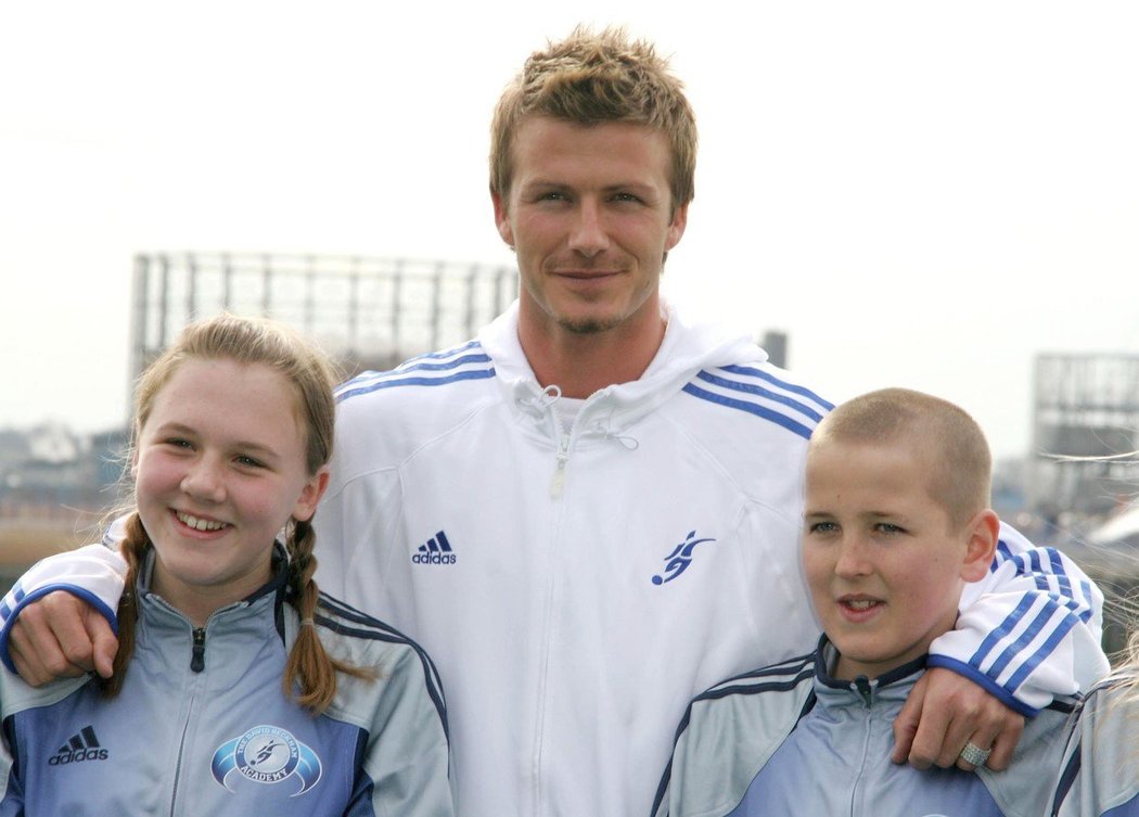 David Beckham objímá Kate a Harryho ve své akademii - z dvojice kamarádů se stal zamilovaný pár a rodiče malé dcery