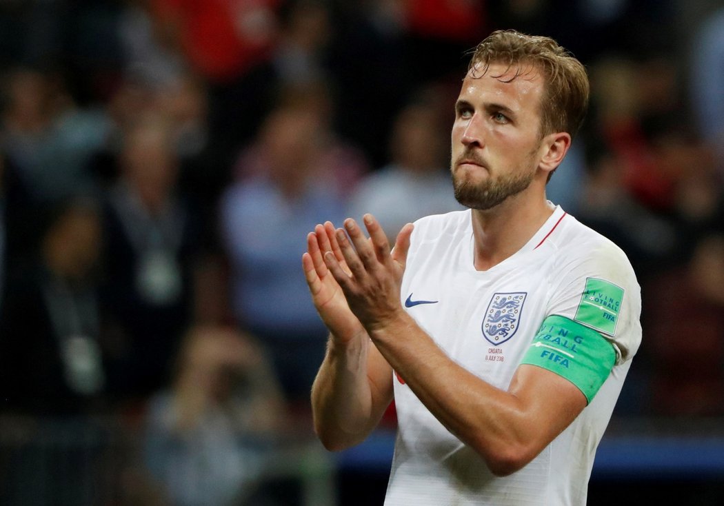 Kapitán Anglie Harry Kane děkuje fanouškům po prohře v semifinále MS s Chorvatskem