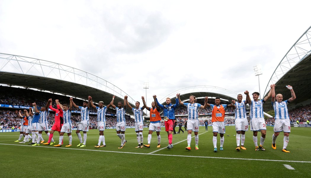 Radost hráčů Huddersfieldu po výhře nad Newcastlem