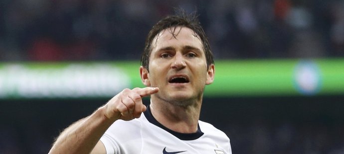 Frank Lampard se raduje z gólu, kterým vyrovnal na 1:1 v přátelském zápase proti Irsku