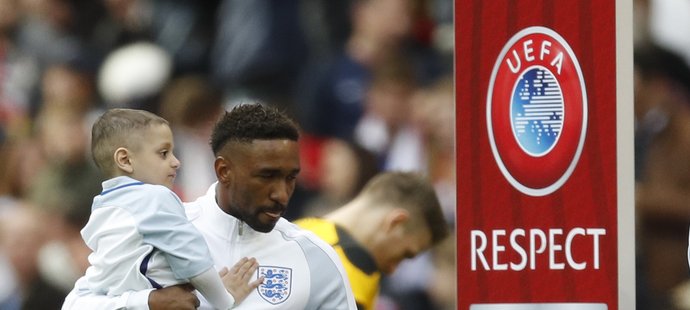 Jermain Defoe odnáší malého fanouška Bradleyho, který bojuje s rakovinou