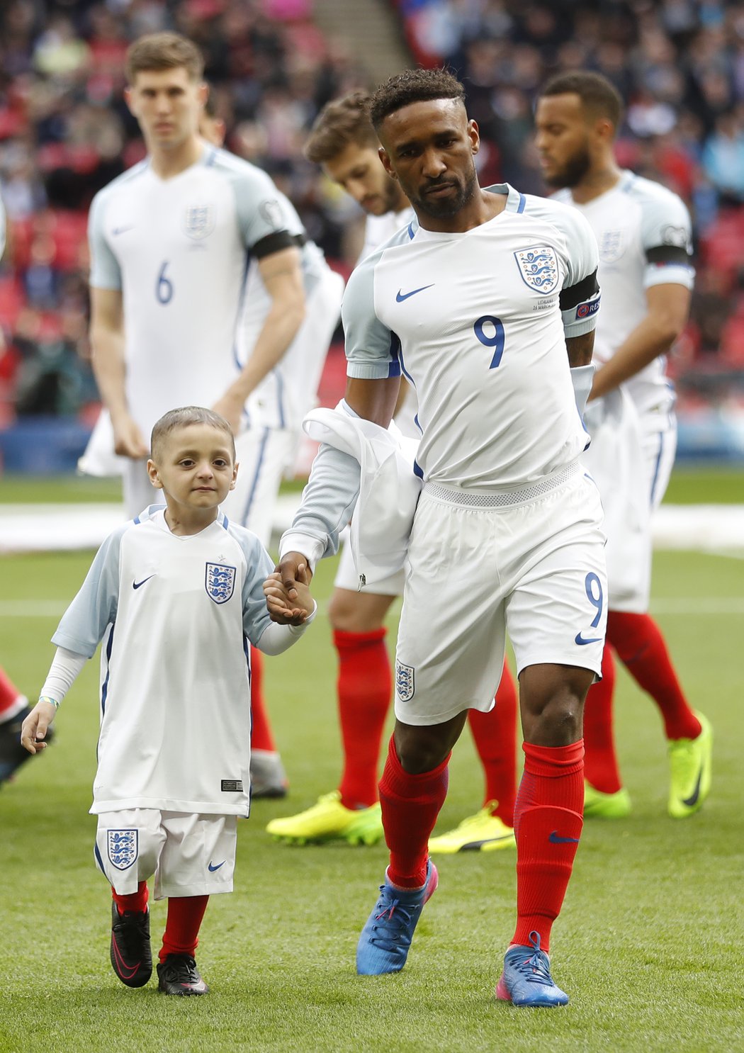 Jermain Defoe v anglickém dresu s malým fanouškem Bradleym Lowerym, který prohrál boj s rakovinou