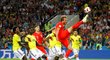 Harry Kane se snaží zasáhnout míč během zápasu osmifinále MS proti Kolumbii