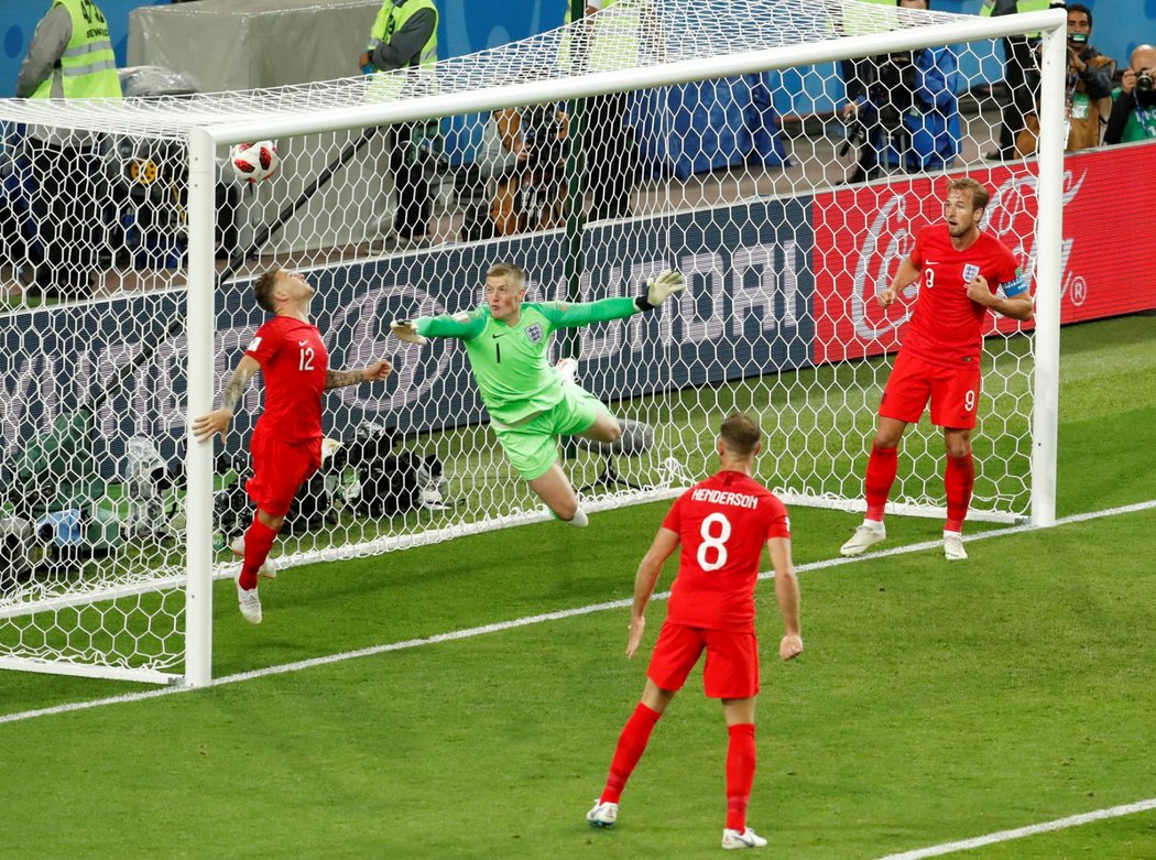 Brankář Anglie Jordan Pickford se marně natahuje po míči, který končí v jeho síti