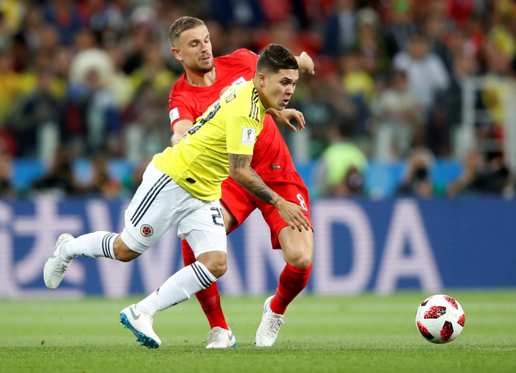 Juan Fernando Quintero se snaží utéct anglickému středopolaři Jordanu Hendersonovi