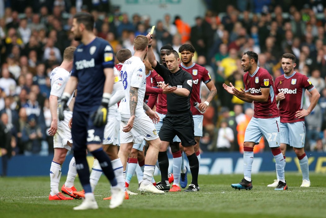 Nevídaná věc se v neděli odpoledne udála na stadionu Leedsu United. Kouč domácích – excentrický Marcelo Bielsa – totiž nařídil svým hráčům, aby nechali vstřelit Aston Villu vyrovnávací branku na 1:1