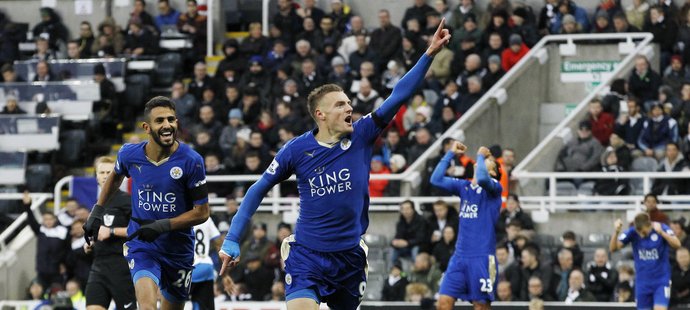 Outsider Leicester vede anglickou ligu